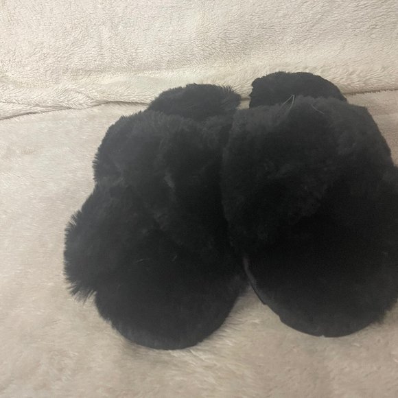 Secret Treasures Shoes - Womens M(7-8) Secret Treasures Black Cross-Strap Faux Fur Slippers